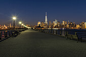 Manhattan Skyline in der Abenddämmerung, Liberty State Park; Jersey City, New Jersey, Vereinigte Staaten Von Amerika