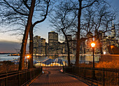 Lower Manhattan Skyline in der Abenddämmerung, Pineapple Street Eingang zur Brooklyn Promenade; Brooklyn, New York, Vereinigte Staaten Von Amerika