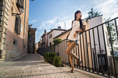Eine junge Chinesin in der Innenstadt von Cuenca; Cuenca, Kastilien-La Mancha, Spanien