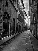 Schmale Straße zwischen Wohngebäuden; Florenz, Italien