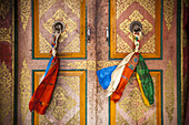 Aus Stoff geflochtene Türgriffe an den Türen eines Klosters im tibetischen Stil; Ladakh, Indien