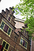 Niedriger Blickwinkel auf ein Wohngebäude aus Backstein mit einer einzigartigen Fassade; Amsterdam, Niederlande