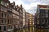Wohngebäude entlang eines Kanals; Niederlande, Amsterdam