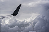 Ein Verkehrsflugzeug fliegt über den Wolken über Illinois; Vereinigte Staaten von Amerika