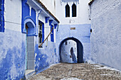 Blau gestrichene Gebäude in den Seitenstraßen der Medina von Chefchaouen; Chefchaouen, Marokko