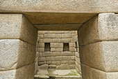 Eingang zum Machu Picchu-Raum mit Einkerbungen, die wahrscheinlich für Ikonen bestimmt sind; Machu Picchu, Provinz Urubamba, Peru