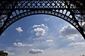 Sockel des Eiffelturms; Paris, Frankreich