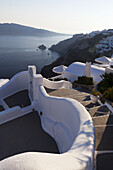 Stufen und weiße Mauern; Fira, Santorini, Griechenland