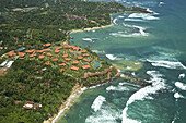 Luftaufnahme des Cape Weligama Resort und der Küste, Süd-Sri Lanka