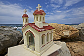 Hübsche kleine traditionelle griechisch-orthodoxe Kapelle an der Strandpromenade