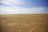 Wassergekräuselter, zerklüfteter Sand am Ufer des Dornoch Firth