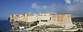 Zitadelle von Bonifacio auf dramatischen weißen Klippen mit Blick auf das blaue Meer
