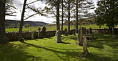 Ländlicher Friedhof mit schottischer Hochlandkulisse