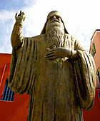 Griechisch-orthodoxe Statue vor der Kathedrale der Stadt