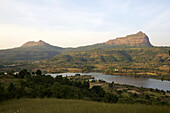 Western-Ghats-Landschaft mit Hügeln, verfallenen Bergforts und See