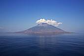 Aus dem Meer auftauchender Offshore-Vulkan in der Kawula-Bucht