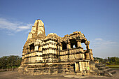 Außenansicht des kunstvoll in Stein gehauenen Chandala-Rajput-Tempels