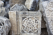 In Stein gehauene dekorative Muster an einer Ruinenstätte; Madhya Pradesh, Indien