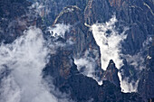 Nebelbedeckte zerklüftete Gipfel des Alta Rocca Gebirges