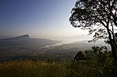 Landschaftsblick auf den Mulshi-See und die bergigen Western Ghats