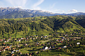 Luftaufnahme der ländlichen Landschaft der Karpaten mit Dorf