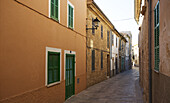 Gewundene Seitenstraßen mit traditionellen Häusern in der Altstadt von Alcudia, Mallorca