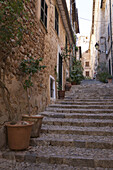 Mit Kopfsteinpflaster gesäumte Straßen mit traditionellen Häusern in einem Bergdorf, Mallorca