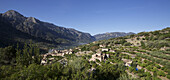 Landschaftsansicht eines Bergdorfs mit Bergen im Hintergrund, Mallorca