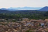 Luftaufnahme von Pollenca und den dahinter liegenden Bergen vom Hill Top Monastery, Mallorca
