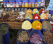 Gewürze in einem Gewürzladen auf dem Souk/Markt von Marrakesch