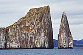 Erodiertes Inselchen und Felsenstapel auf See in Galapagos