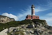 Ein Leuchtturm auf einer Landzunge der Insel Capri; Anacapri, Capri, Kampanien, Italien