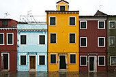 Bunte Häuser in einer Reihe; Venedig, Italien