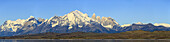 Sonnenaufgang Panorama der Cordillera Paine Range im Torres Del Paine Nationalpark mit dem Sarmiento See und den berühmten Torres Del Paine Gipfeln im chilenischen Teil von Patagonien; Chile