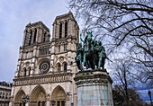 Statue von Karl dem Großen vor der Kathedrale Notre Dame; Paris, Frankreich