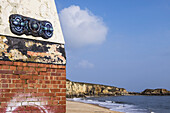 Verlassener Ziegelunterstand am Strand; South Shields, Tyne And Wear, England