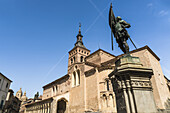 San-Martin-Kirche und Juan-Bravo-Statue, Bauwerk im romanischen Stil; Segovia, Kastilien-León, Spanien