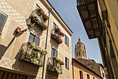 Wohngebäude in der Innenstadt von Segovia mit dem Turm der Kathedrale als Hintergrund; Segovia, Kastilien-León, Spanien
