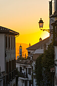 Schöner Sonnenuntergang auf den Straßen des Albaicin-Viertels; Granada, Andalusien, Spanien