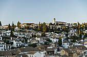 Schöner Sonnenuntergang in der Albaicin Nachbarschaft; Granada, Andalusien, Spanien