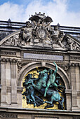 Dach des Louvre mit einer Statue zu Ehren von Kaiser Napoleon Iii; Paris, Frankreich
