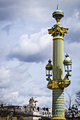 Dekorative Laternenpfähle auf dem Place de la Concorde; Paris, Frankreich