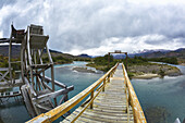 Ein-Personen-Brücke bei Estancia Christina in der Nähe des Upsala-Gletschers im Nationalpark Los Glaciers im argentinischen Teil Patagoniens; El Calafate, Provinz Santa Cruz, Argentinien