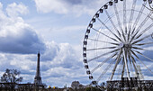 Ein Blick auf das Riesenrad und den Eiffelturm; Paris, Frankreich
