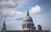 Blick auf die St. Paul's Cathedral von der Millennium Bridge; London, England