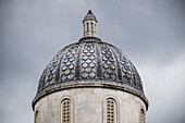Die Kuppel der Nationalgalerie bei stürmischem Londoner Himmel; London, England
