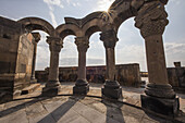 Rekonstruierte Bögen und Säulen der Zvartnots-Kathedrale; Vagharshapat, Provinz Armavir, Armenien