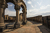 Rekonstruierte Bögen und Säulen der Zvartnots-Kathedrale; Provinz Armavir, Armenien