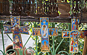 Gemalte Kreuze zum Verkauf beim Sanahin-Kloster; Provinz Lori, Armenien