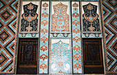 Fliesendekorationen an der Fassade des Palastes der Shaki Khans; Shaki, Aserbaidschan